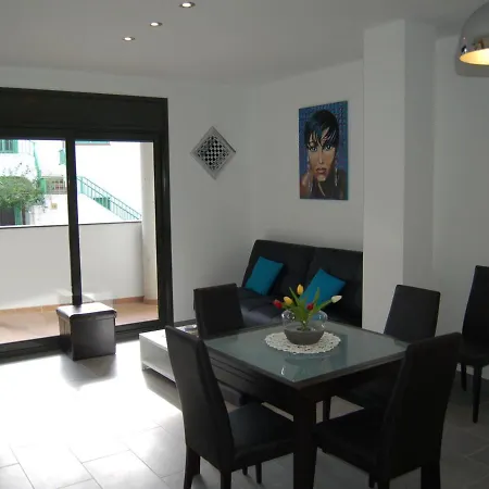 Apartamento Moderno A 150m De La Playa Con Terraza Y Parking, Cerca Del Puerto Y Comercios - Es-228-38 Llançà